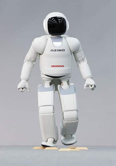 El robot Asimo es un robot japones creado por la empresa Honda. Ha sido considerado como el mejor robot durante años. Se trata de un robot social que define perfectamente qué es un robot y las características de la robótica