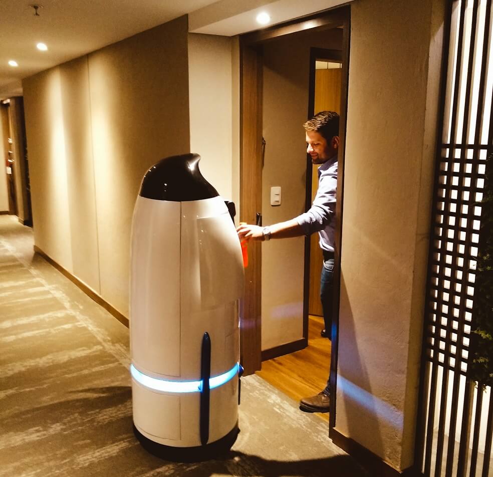 Robot Thalon en hotel con cliente