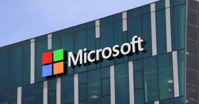 Imagen de la fachada de un edificio con el logo de Microsoft
