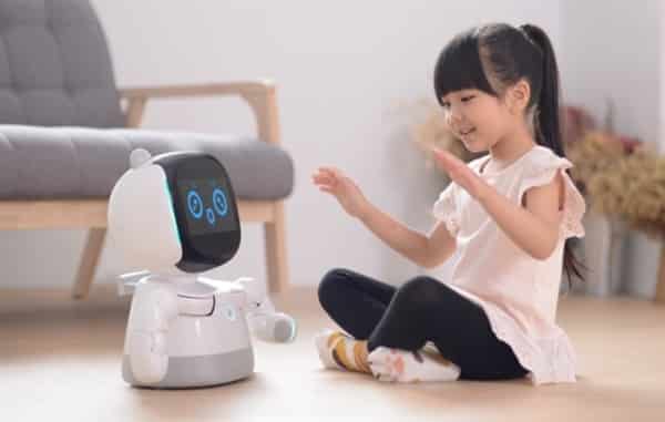 Imagen de una niña con el robot educativo Xiomi Nuwa