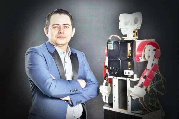Ademir Bermudez es un profesor e investigador de robótica de El Salvador