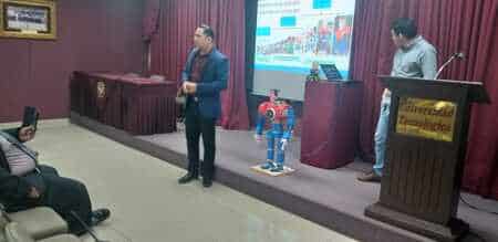 Conferencia de robótica de Ademir Bermudez en el que presentaba a un robot