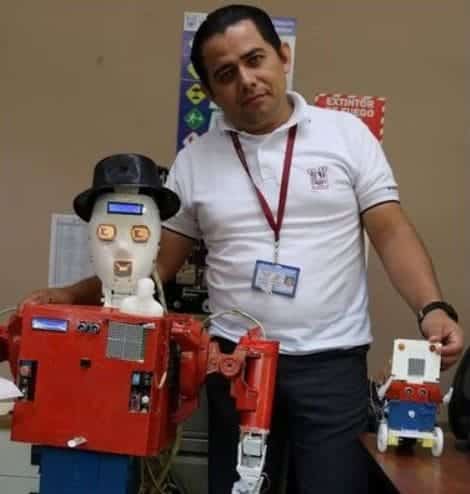 Ademir Bermudez investigador y creador del robot Christopher en el Salvador