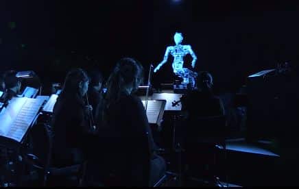 el robot humanoide alter 3 dirije una orquesta sinfónica