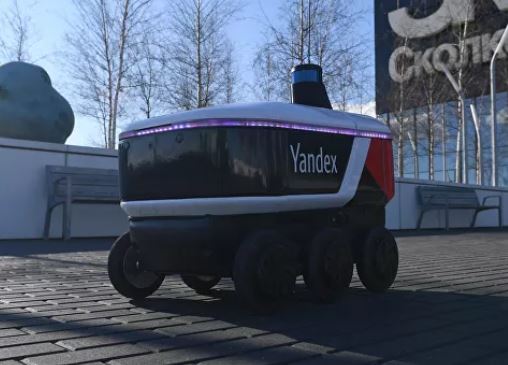 El robot Yandex rueda por las calles de Moscú