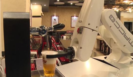 Un robot camarero sirve cervezas en Sevilla