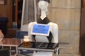 El robot Alexia de Cocuus sirve cervezas en Pamplona