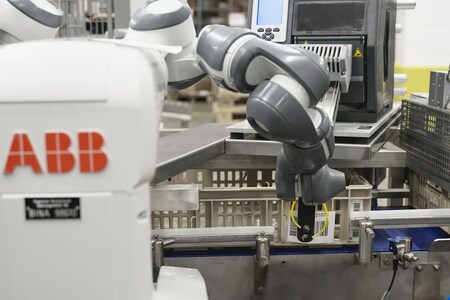 Un robot colaborativo de ABB mejora el etiquetado de los productos