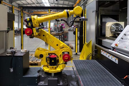 Un robot de FANUC aumenta la productividad de un centro de mecanizado