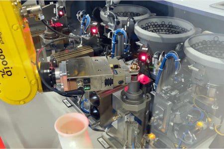 Célula robotizada para la inserción de juntas tóricas en racores