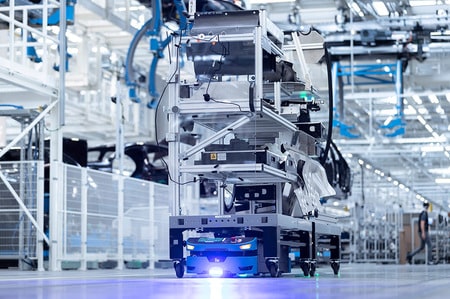 Los AGV de SAFELOG conquistan la fábrica de coches más moderna del mundo