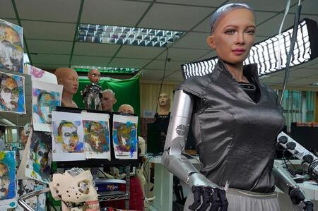 Subastan por 700.000 dólares un cuadro del robot Sophia