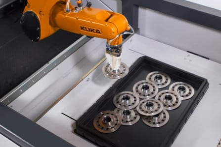 Una celda robótica para bruñir de discos de embrague analiza su estado