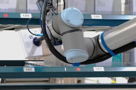 Robot colaborativo para coger paquetes de estanterías