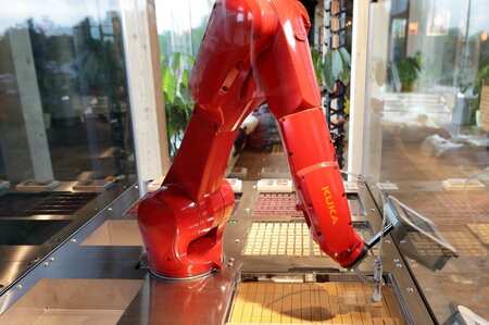 Robots industriales para manipular chocolates