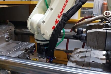 Robots industriales para trabajar con moldes de plástico