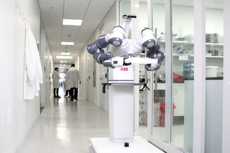 ABB invierte en Savensense para desarrollar las capacidades de los robots AMR