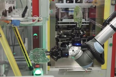 Robots colaborativos para la carga y descarga de máquina comprobadora