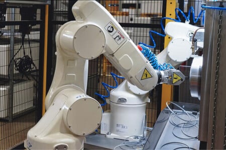2 robots de Omron transforman la producción de juntas de Trelleborg
