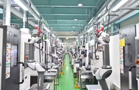 77 robots colaborativos dominan esta fábrica altamente automatizada