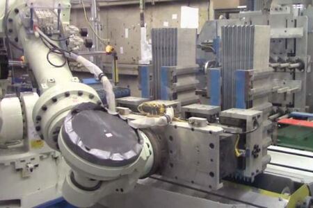 Un solo robot duplica la producción de baterías y aumenta la seguridad
