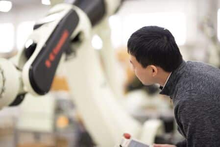 Kawasaki Robotics lanza un programa de certificación para sus partners