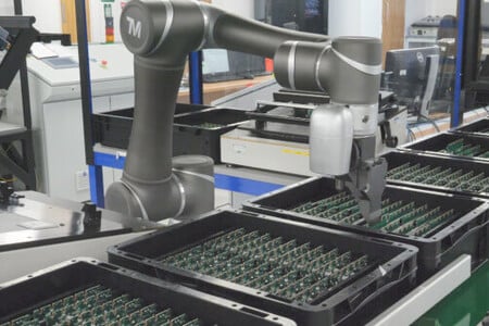 Robots colaborativos para manipular placas PCB
