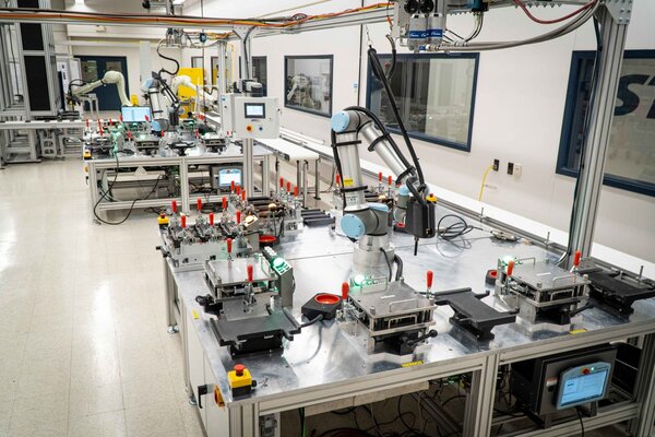 Christie automatiza la fabricación de MicroTiles LED por medio de robots industriales
