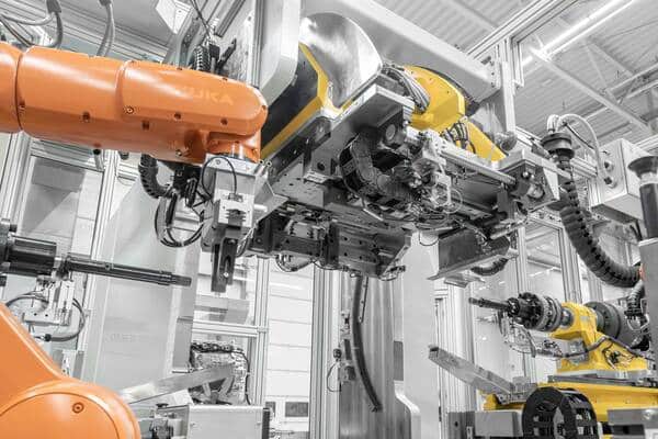 KUKA automatiza con éxito el banco de pruebas del motor eDrive de BMW