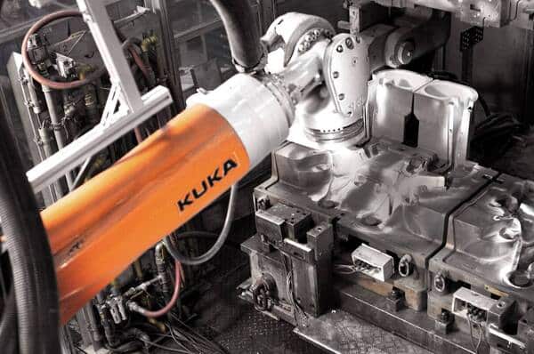 KUKA suministra 36 robots para la producción de fundiciones de transmisiones híbridas