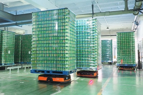 60 robots AMR impulsan la logística del quinto fabricante de cerveza mundial