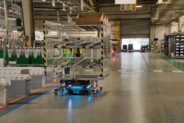 FORVIA Faurecia mejora su productividad logística al integrar 14 robots AMR