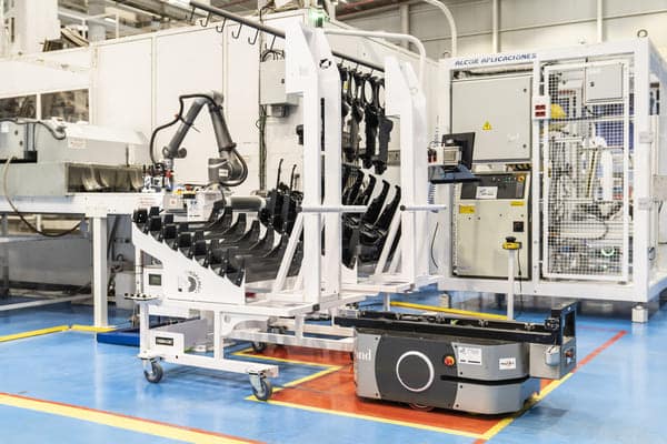 OMRON automatiza la carga y transporte de componentes de Grupo Antolín